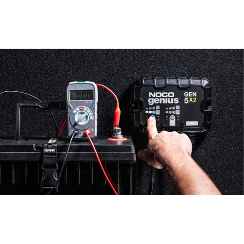 Chargeur de batterie embarqu&eacute; &agrave; 2 sorties de 10 amp&egrave;res Gen5X2 Genius M & M Nord Ouest Inc