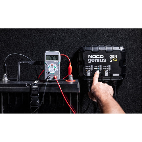 Chargeur de batterie embarqu&eacute; &agrave; 3 sorties de 15 amp&egrave;res Gen5X3 Genius M & M Nord Ouest Inc