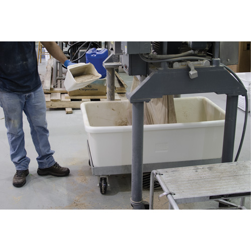 M&eacute;ga pelle &agrave; main, Plastique, Rouge, 128 oz. M & M Nord Ouest Inc