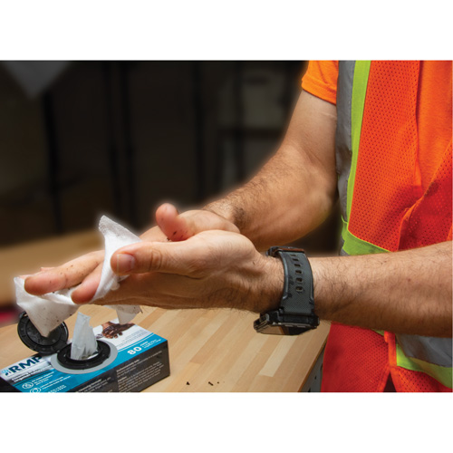 Lingettes nettoyantes emball&eacute;es individuellement, 12 lingettes, 8" x 9-1/2" M & M Nord Ouest Inc