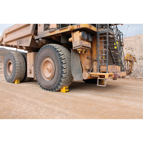 Cale de roue ultra-robuste pour l'exploitation mini&egrave;re Checkers Safety, PEHD, Jaune, 14-1/2" la x 17-1/2" p x 16" h M & M Nord Ouest Inc