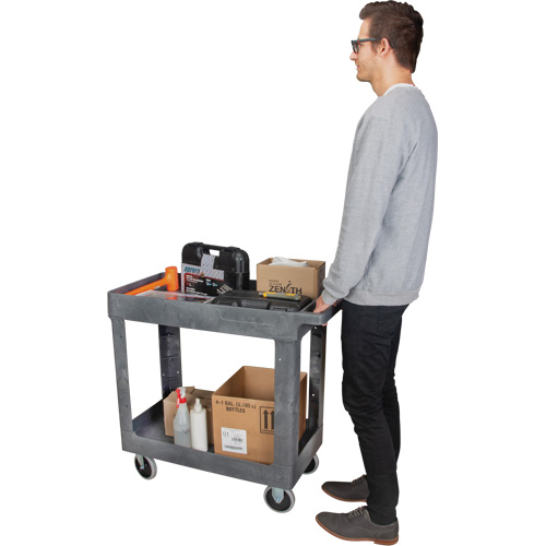Chariot utilitaire pour l'entretien, 2 tiers, 16-1/2" x 32-1/2" x 34-1/2", Capacit&eacute; 550 lb M & M Nord Ouest Inc