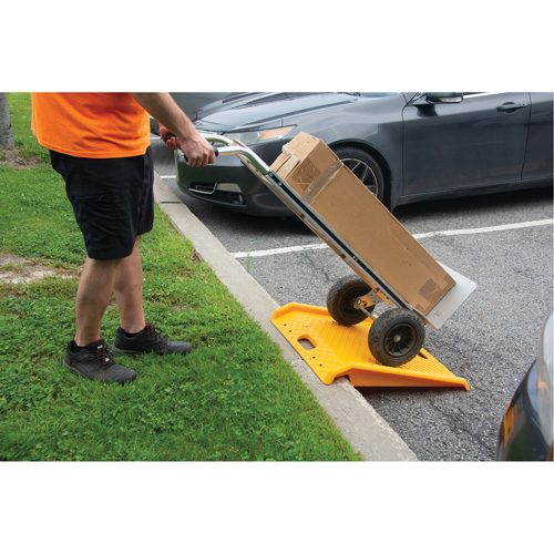 Rampe de trottoir portable en poly pour diable, Capacit&eacute; de 1000 lb, 27" la x 27" lo M & M Nord Ouest Inc