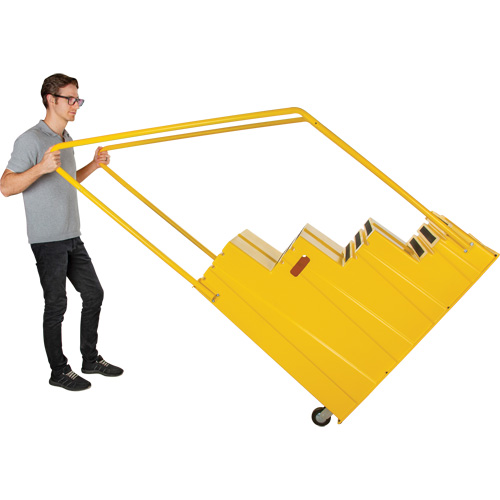 Escabeau industriel, 4 marches, 44" x 22-1/4" x Hauteur 65-1/8" M & M Nord Ouest Inc