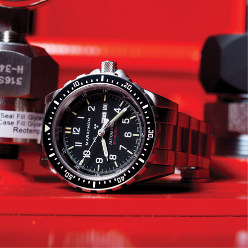 Tr&egrave;s grande montre automatique avec jour/date avec bracelet en acier inoxydable, Num&eacute;rique, &agrave; piles, 46 mm, Argent M & M Nord Ouest Inc