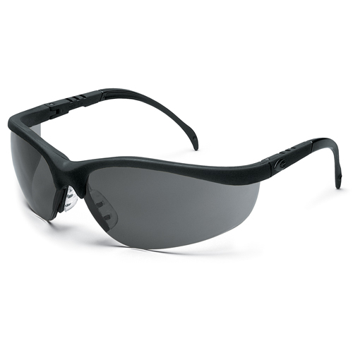 Lunettes de s&eacute;curit&eacute; Klondike, Lentille Grise/fum&eacute;e, Antibu&eacute;e/Anti-&eacute;gratignures, R&eacute;pond ou surpasse la norme CSA Z94.3 M & M Nord Ouest Inc