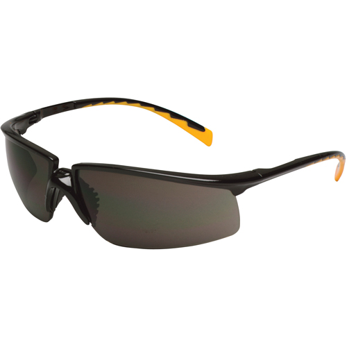 Lunettes de s&eacute;curit&eacute; Privo, Lentille Grise/fum&eacute;e, Antibu&eacute;e, R&eacute;pond ou surpasse la norme CSA Z94.3 M & M Nord Ouest Inc