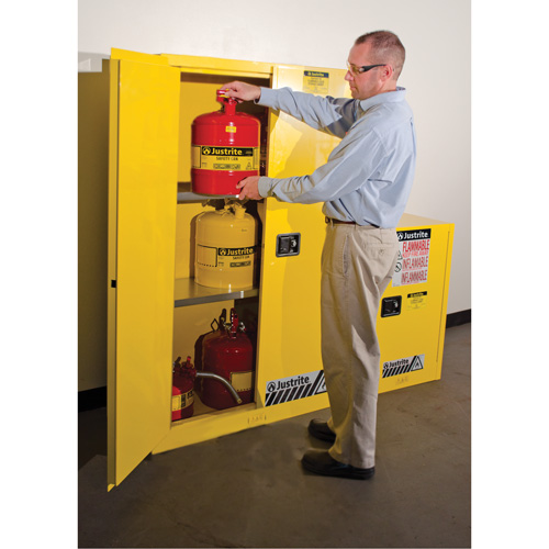 Armoires Sure-Grip EX pour produits inflammables, 45 gal., 2 Porte(s), 43" La x 65" h x 18" p M & M Nord Ouest Inc