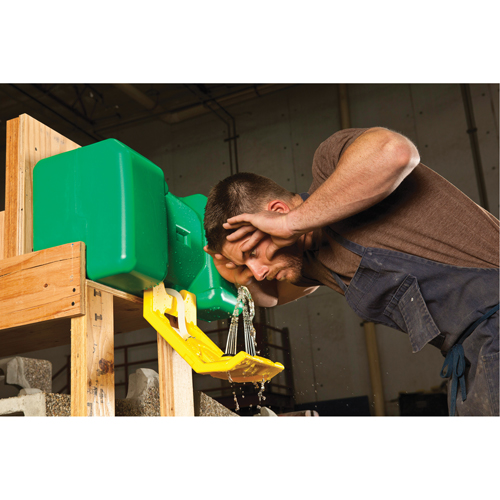 Poste de douche oculaire, Aliment&eacute; par gravit&eacute;, Capacit&eacute; 9 gal., Conformit&eacute; ANSI Z358.1 M & M Nord Ouest Inc