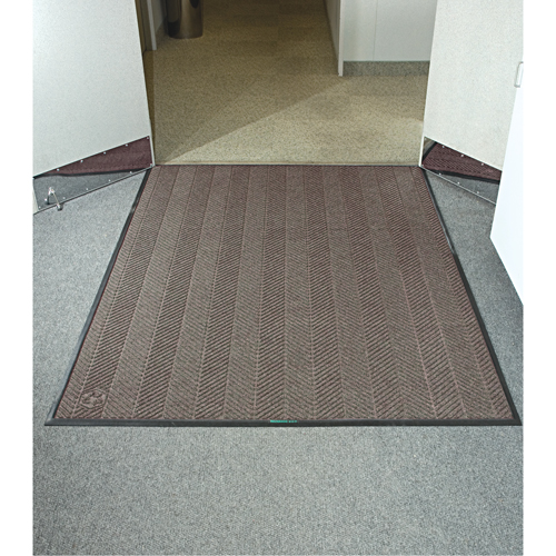 Waterhog&reg; Eco Elite Matting, Wiper/Scraper, 4' x 8' x 3/8", Chestnut Brown M & M Nord Ouest Inc