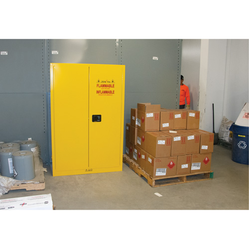 Armoire pour produits inflammables, 45 gal., 2 Porte(s), 43" La x 65" h x 18" p M & M Nord Ouest Inc