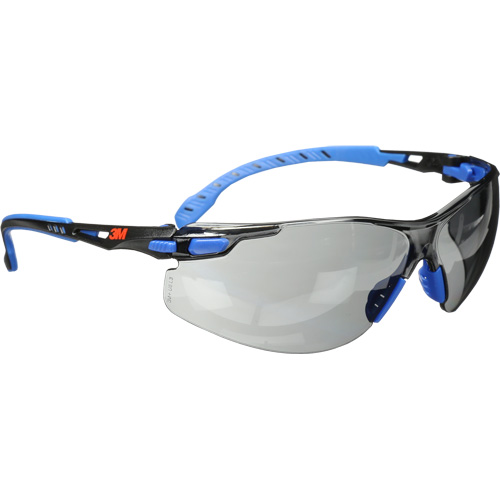Lunettes de s&eacute;curit&eacute; Solus avec lentilles Scotchgard, Lentille Grise/fum&eacute;e, Antibu&eacute;e, R&eacute;pond ou surpasse la norme CSA Z94.3 M & M Nord Ouest Inc