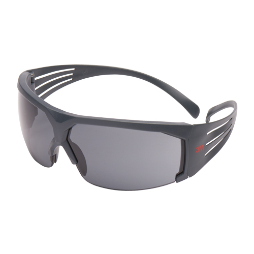 Lunettes de s&eacute;curit&eacute; s&eacute;rie 600 SecureFit, Lentille Gris, Antibu&eacute;e, ANSI Z87+/R&eacute;pond ou surpasse la norme CSA Z94.3 M & M Nord Ouest Inc
