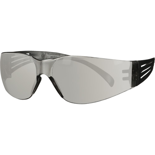 Lunettes de protection de s&eacute;rie 100 SecureFit, Lentille Gris/Int&eacute;rieur/ext&eacute;rieur, Antibu&eacute;e/Anti-&eacute;gratignures, ANSI Z87+/R&eacute;pond ou surpasse la norme CSA Z94.3 M & M Nord Ouest Inc