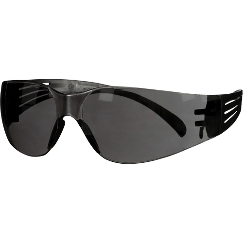 Lunettes de protection de s&eacute;rie 100 SecureFit, Lentille Gris, Antibu&eacute;e/Anti-&eacute;gratignures, ANSI Z87+/R&eacute;pond ou surpasse la norme CSA Z94.3 M & M Nord Ouest Inc