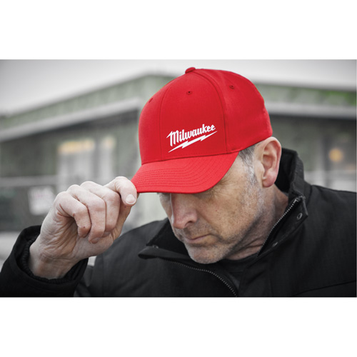 Casquette ajust&eacute;e Flexfit, Rouge, Poly-coton M & M Nord Ouest Inc