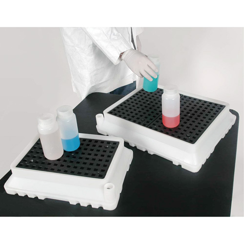 P4 Ultra-Spill Tray, 17" lo x 21" la x 4" h, Cap. de d&eacute;versement 2,9 gal. US M & M Nord Ouest Inc
