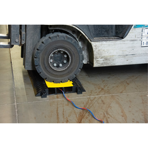 Protecteur de c&acirc;bles en polyur&eacute;thane, 3 canaux, 35,43" lo x 19,69" la x 3" h M & M Nord Ouest Inc