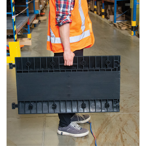 Protecteur de c&acirc;bles en polyur&eacute;thane, 3 canaux, 35,43" lo x 19,69" la x 3" h M & M Nord Ouest Inc