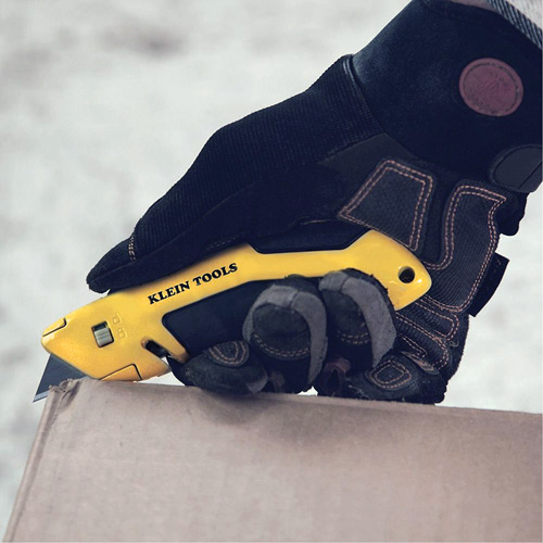 Self-Retracting Utility Knife, Steel, Cushion Handle M & M Nord Ouest Inc