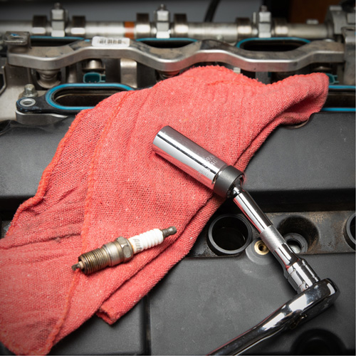 Douille magn&eacute;tique pivotante &agrave; six pans pour bougie d'allumage  M & M Nord Ouest Inc