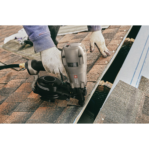 Cloueuse pneumatique &agrave; rouleau 15° pour toiture M & M Nord Ouest Inc