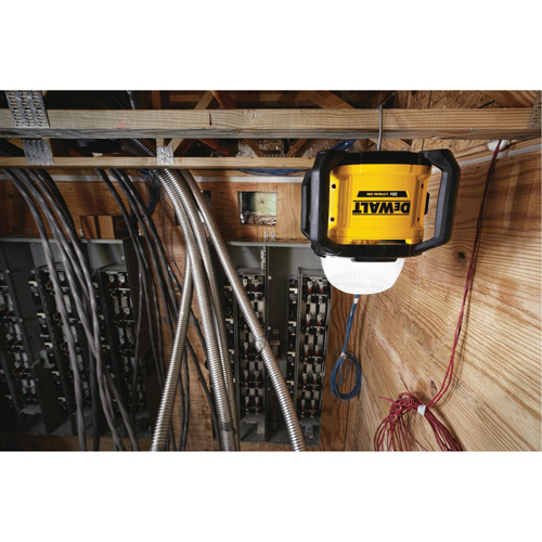Baladeuse polyvalent sans fil Tool Connect 20V Max, DEL, 5000 lumens, Boîtier en Plastique M & M Nord Ouest Inc