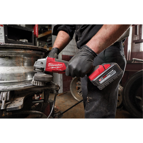 Meuleuse &agrave; frein &agrave; vitesse variable avec interrupteur &agrave; glissi&egrave;re non verrouillable M18 Fuel, 18 V, Mandrin 5"/4-1/2", Lithium-ion M & M Nord Ouest Inc