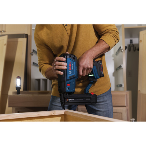 Brushless 18-Gauge Brad Nailer Kit with Standard Power Battery, 18 V, Lithium-Ion M & M Nord Ouest Inc