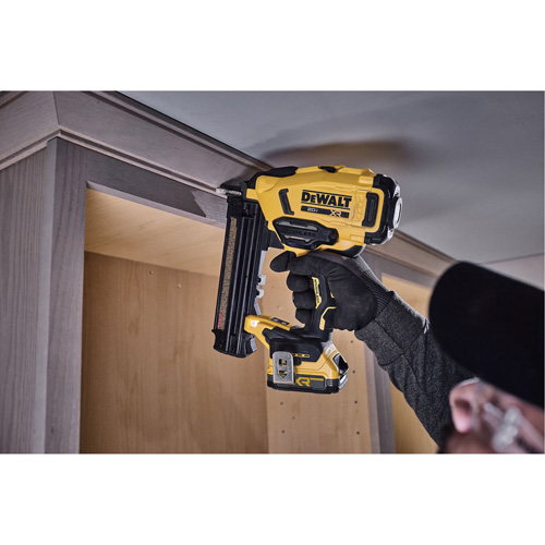 XR&reg; Cordless 18Ga Brad Nailer, 20 V, Lithium-Ion M & M Nord Ouest Inc