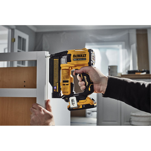 Ensemble cloueuse &agrave; goupilles sans fil sans balais ATOMIC COMPACT SERIES, calibre 23, 20 V, Lithium-ion M & M Nord Ouest Inc