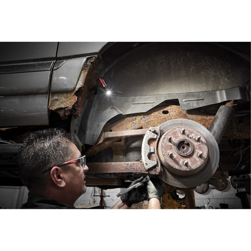 Lampe de poche de tous les jours avec aimant, DEL, 500 lumens, Piles Rechargeable M & M Nord Ouest Inc