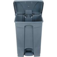 Step-On Garbage Can, Plastic, 12 US gal. Capacity M & M Nord Ouest Inc