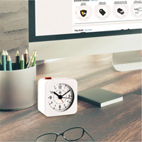 Mini-horloge et alarme sans tic-toc, Analogique, À piles, 2,3" dia., Blanc OQ835 | M & M Nord Ouest Inc