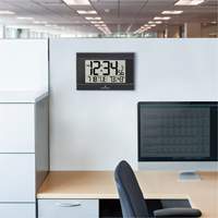 Horloge murale numérique à réglage automatique avec rétroéclairage automatique, Numérique, À piles, Noir OR501 | M & M Nord Ouest Inc