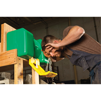 Poste de douche oculaire, Aliment&eacute; par gravit&eacute;, Capacit&eacute; 9 gal., Conformit&eacute; ANSI Z358.1 M & M Nord Ouest Inc
