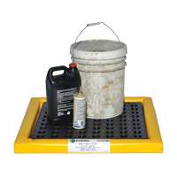 Feuilles Poly-Spillpad, 31-1/2" lo x 54" la x 2-1/4" h, Cap. de d&eacute;versement 7,5 gal. US M & M Nord Ouest Inc