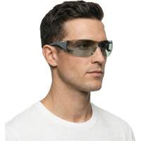 Lunettes de s&eacute;curit&eacute; Adapt Lite, Lentille Int&eacute;rieur/ext&eacute;rieur, Antibu&eacute;e/Anti-&eacute;gratignures, ANSI Z87+/R&eacute;pond ou surpasse la norme CSA Z94.3 M & M Nord Ouest Inc