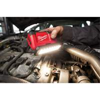 Projecteur &agrave; faisceau large pour entretien et r&eacute;paration avec chargeur USB M12 Rover, DEL, 700 lumens M & M Nord Ouest Inc