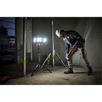 Lampe de travail &agrave; DEL professionnelle &agrave; panneaux pliants lumens sans fil 18V sur tr&eacute;pied, DEL, 3600 lumens M & M Nord Ouest Inc